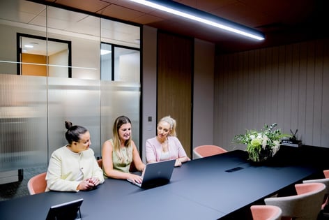 OregaBroadGate_MeetingRoom_WithPeople6
